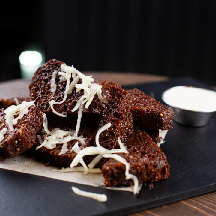 Хлебные гренки с сыром