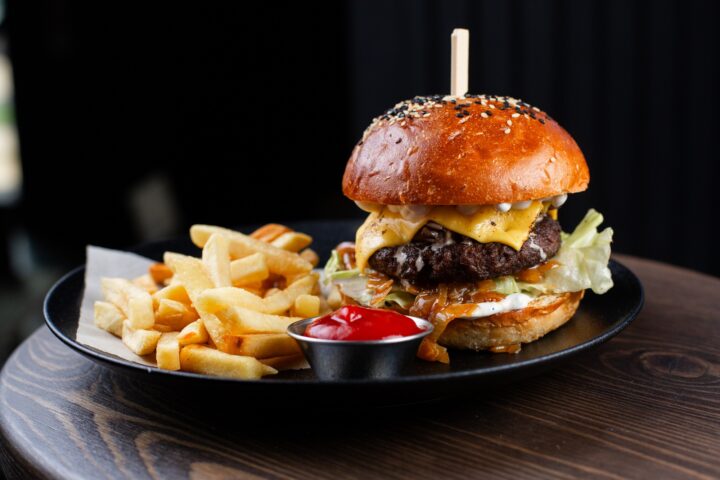 Бургер с говядиной, шампиньонами в сливочном соусе