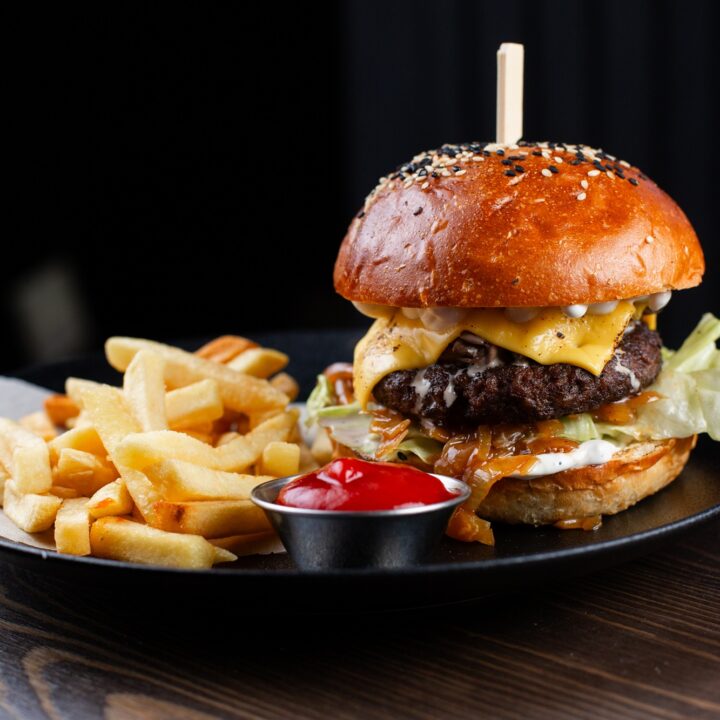 Бургер с говядиной, шампиньонами в сливочном соусе