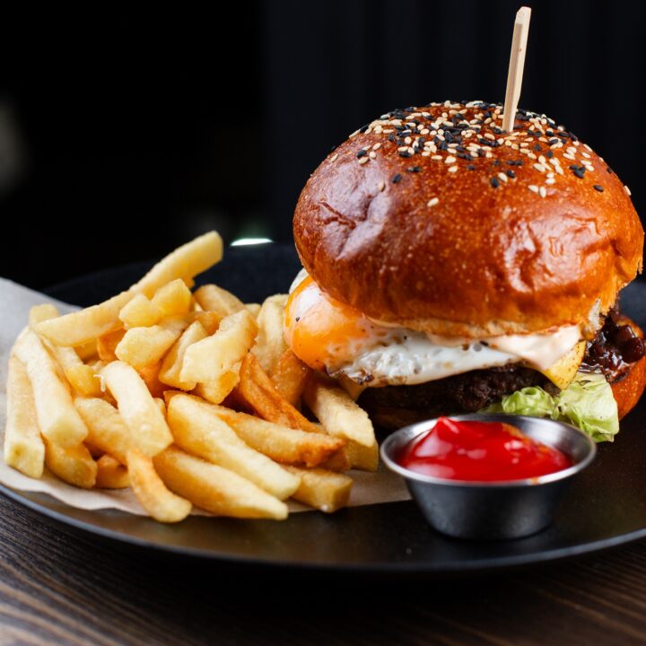 Бургер с говядиной, яйцом и луковым мармеладом