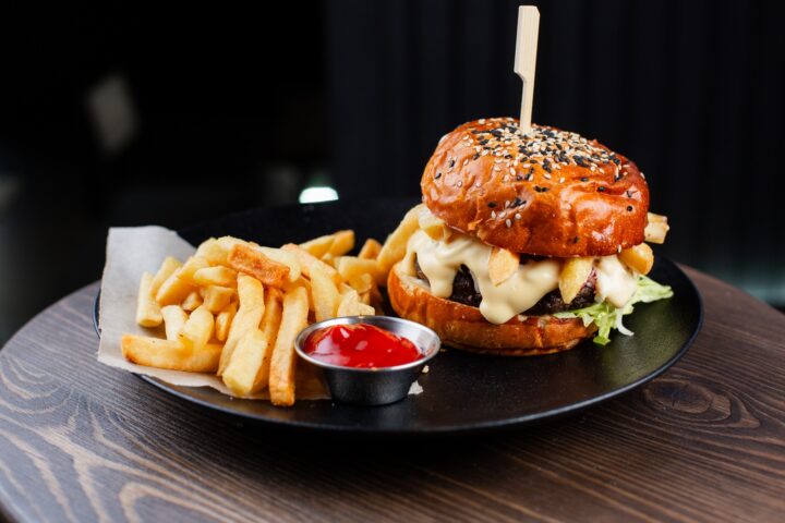 Бургер с говядиной, плавленым сыром и картофелем фри