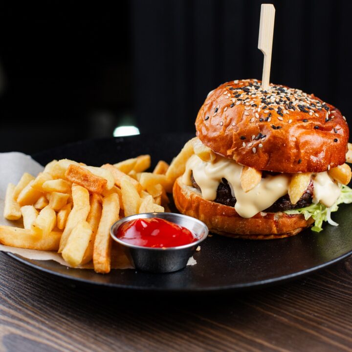 Бургер с говядиной, плавленым сыром и картофелем фри