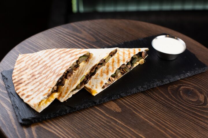 Кесадилья с цукини и шампиньонами