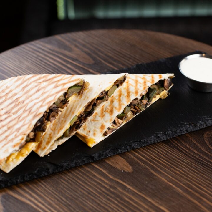 Кесадилья с цукини и шампиньонами