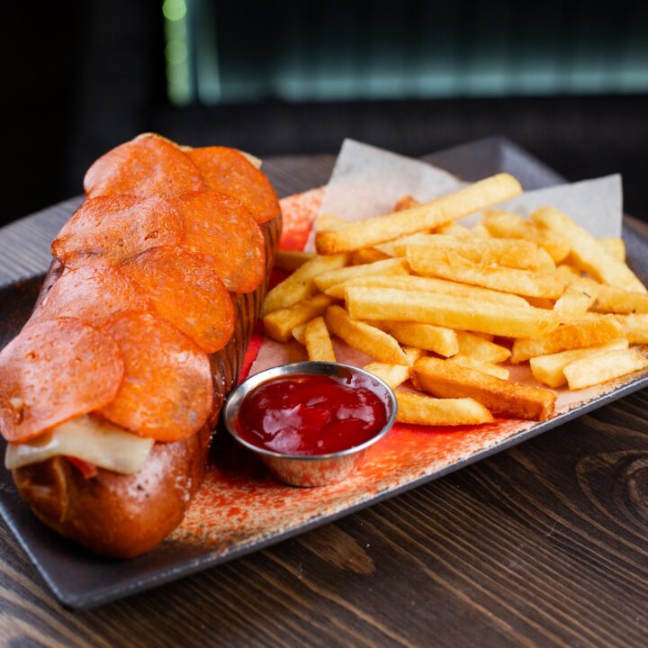 Хот-дог с пеперони