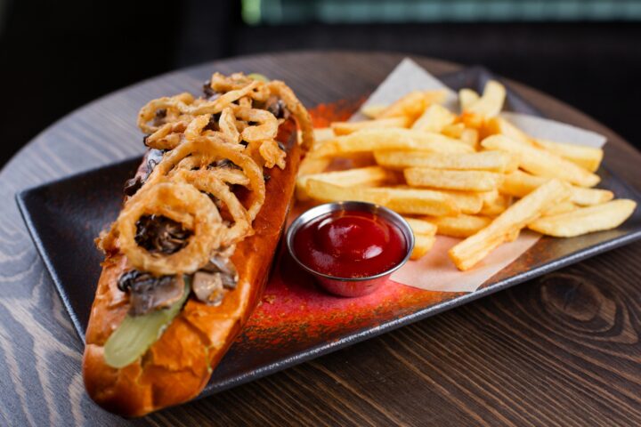 Хот-дог с шампиньонами в сливочном соусе