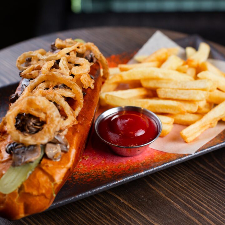 Хот-дог с шампиньонами в сливочном соусе