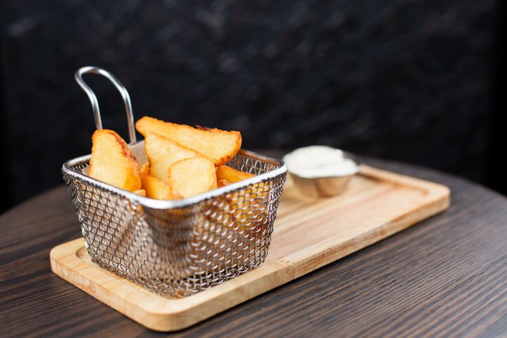 Картофельные дольки с чесночным соусом