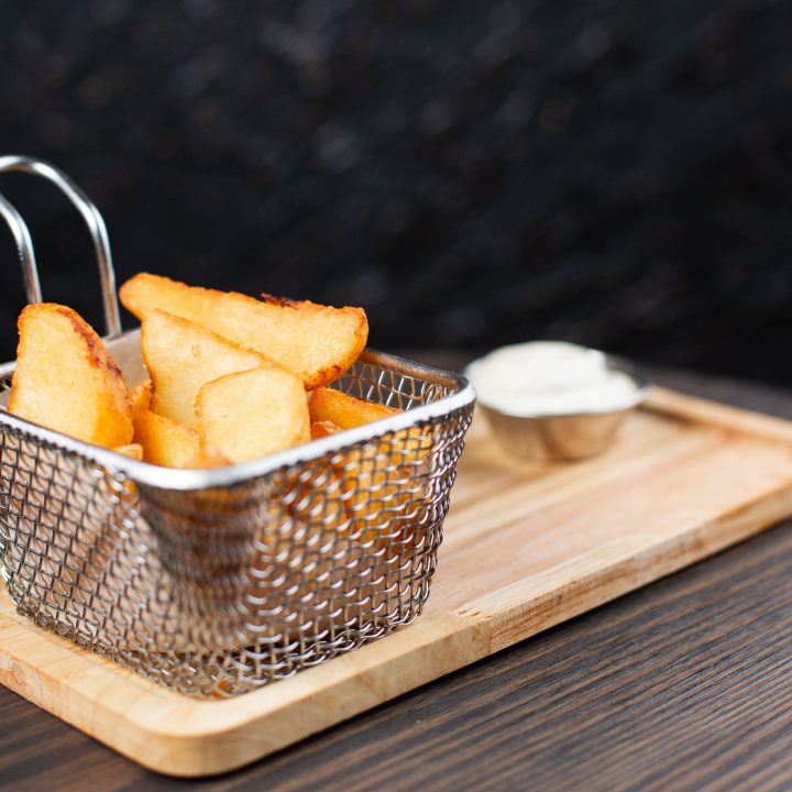 Картофельные дольки с чесночным соусом