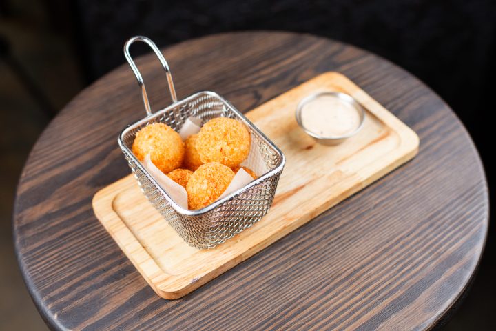 Сырные шарики с арахисом, беконом и соусом тартар