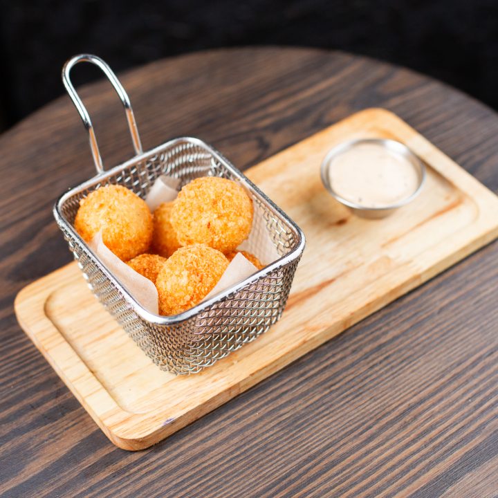 Сырные шарики с арахисом, беконом и соусом тартар