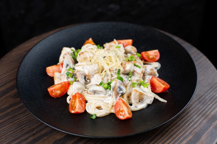 Паста с курицей и грибами