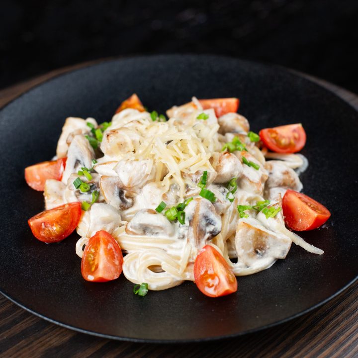 Паста с курицей и грибами