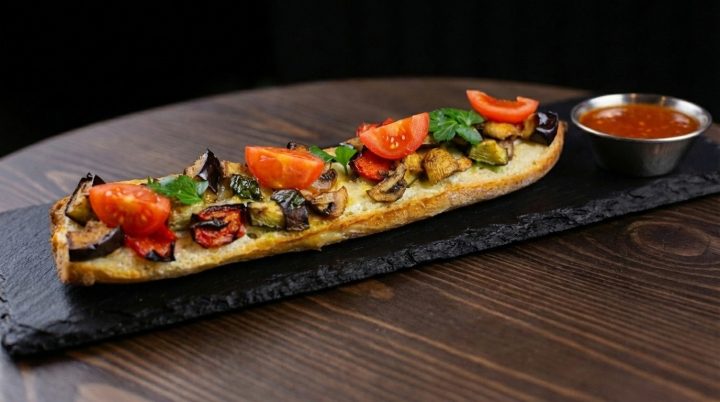 Брускетта с овощами гриль